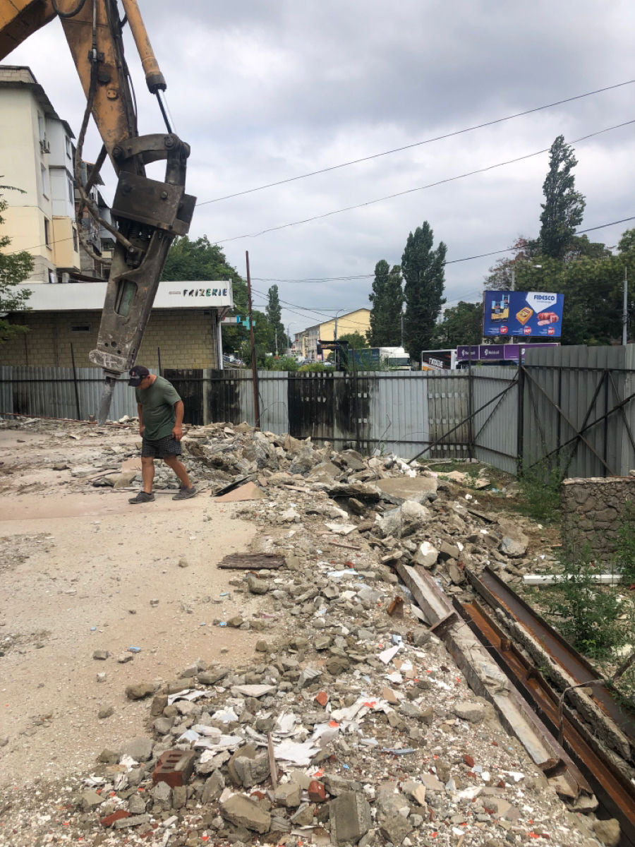 Prestam servicii de excavare, efectuam lucrari de terasament, evacuam deseuri de constructie ,pamint