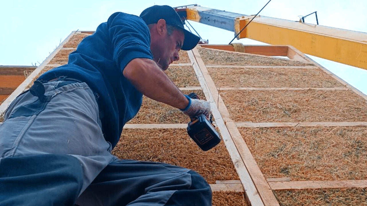 Constructia caselor din lemn si paie! / Cтроительство домов из дерева и соломы!