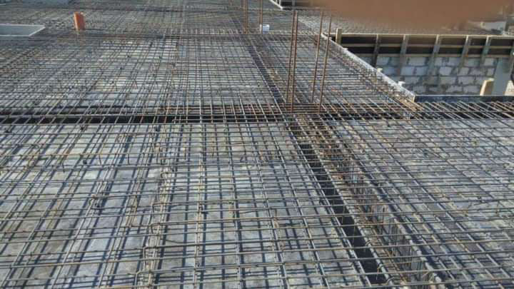 O echipă de constructori execută lucrări la construcția de case particulare. Бригада строителей.