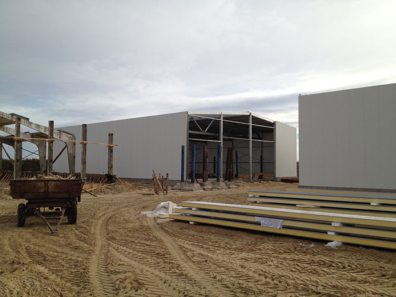 Construcții metalice: hale, depozite, frigidere, ferme, centre comerciale, servicii auto