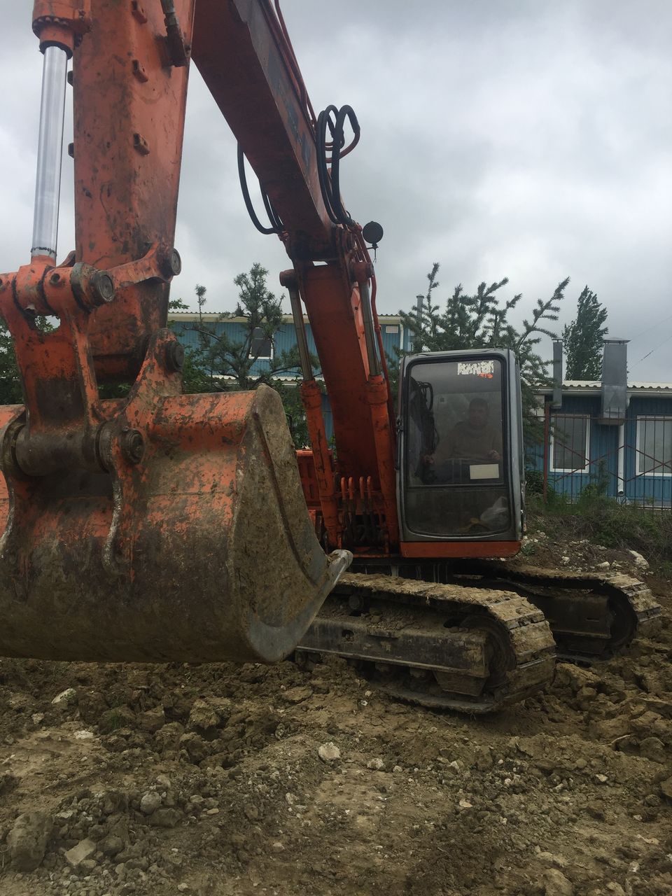 Prestam servicii de excavare, efectuam lucrari de terasament, evacuam deseuri de constructie ,pamint