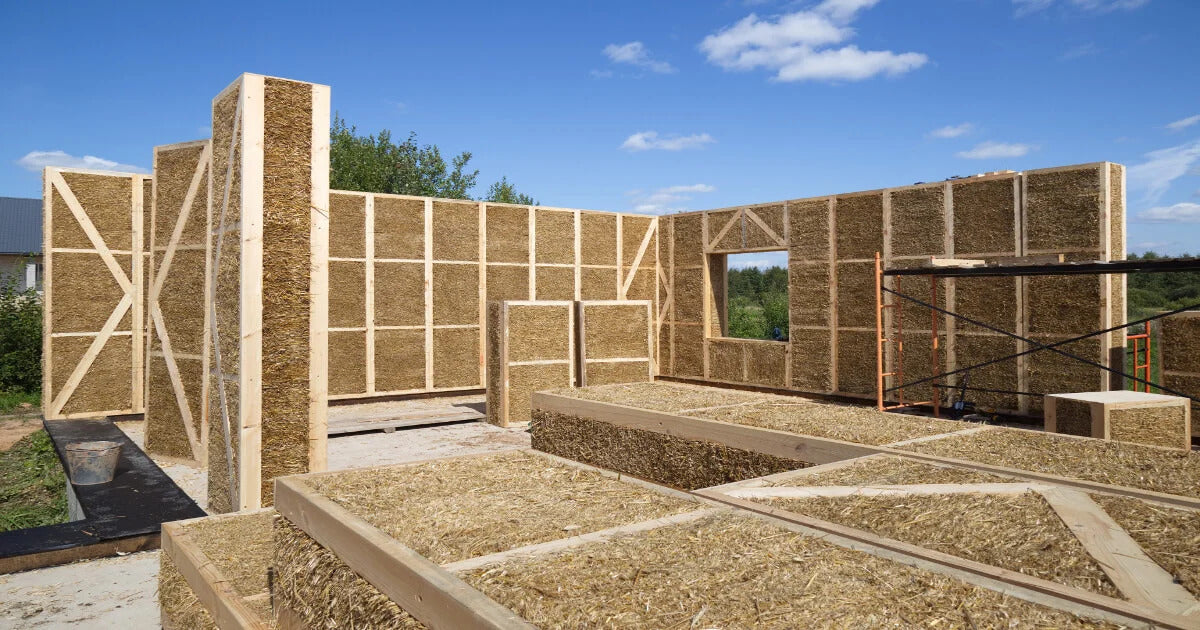 Constructia caselor din lemn si paie! / Cтроительство домов из дерева и соломы!