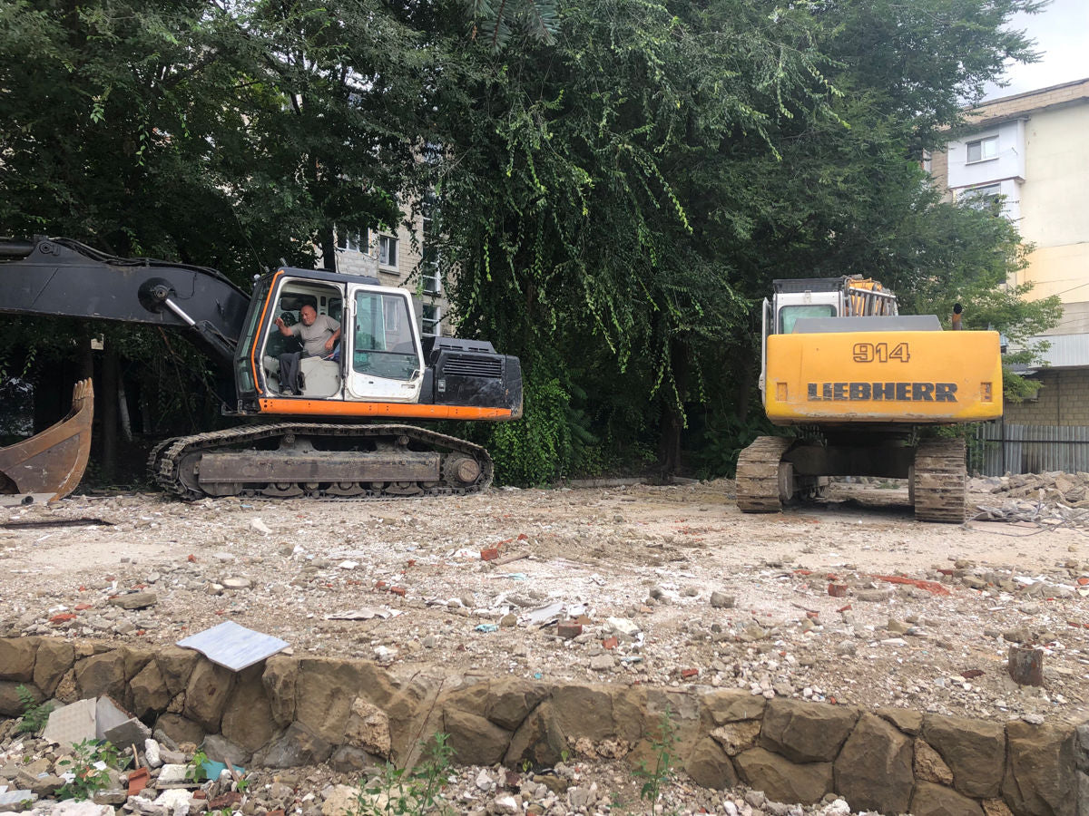 Prestam servicii de excavare, efectuam lucrari de terasament, evacuam deseuri de constructie ,pamint