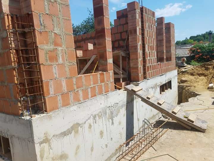 O echipă de constructori execută lucrări la construcția de case particulare. Бригада строителей.