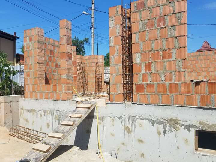 O echipă de constructori execută lucrări la construcția de case particulare. Бригада строителей.