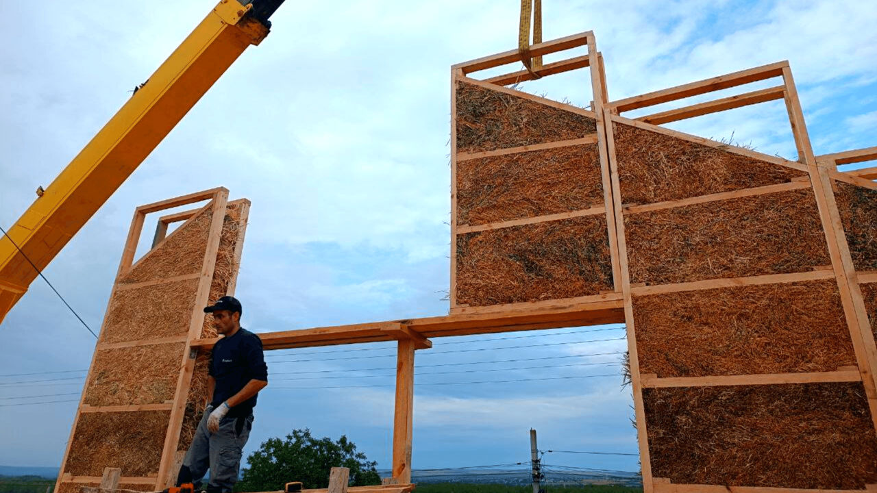 Constructia caselor din lemn si paie! / Cтроительство домов из дерева и соломы!