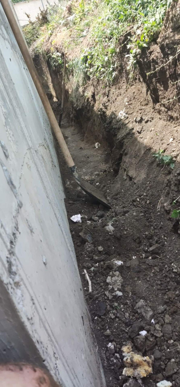 Săpăm manual șanțuri, tranșeu și canalizări