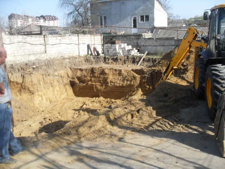 O echipă de constructori execută lucrări la construcția de case particulare. Бригада строителей.