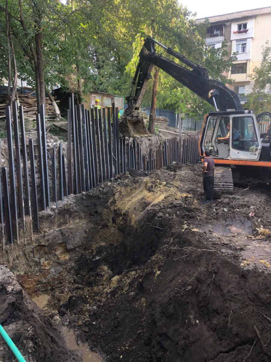Prestam servicii de excavare, efectuam lucrari de terasament, evacuam deseuri de constructie ,pamint