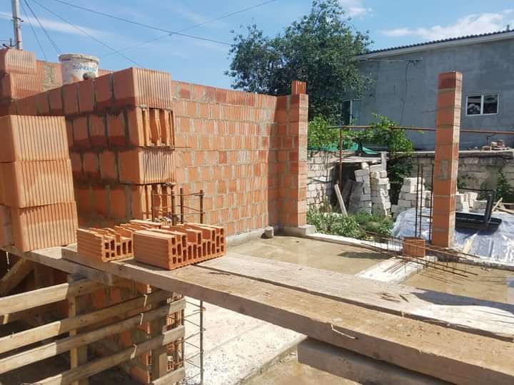 O echipă de constructori execută lucrări la construcția de case particulare. Бригада строителей.