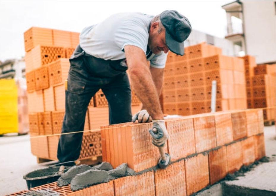 Facem lucrari de constructii si asamblare beton pereti fundamente garduri acoperis fatade;pavaj.