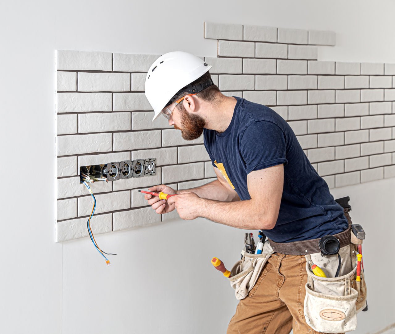 Electrician servicii rapide și de calitate!