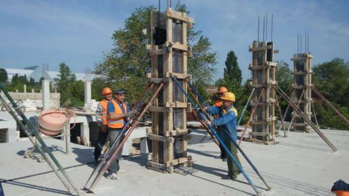 O echipă de constructori execută lucrări la construcția de case particulare. Бригада строителей.