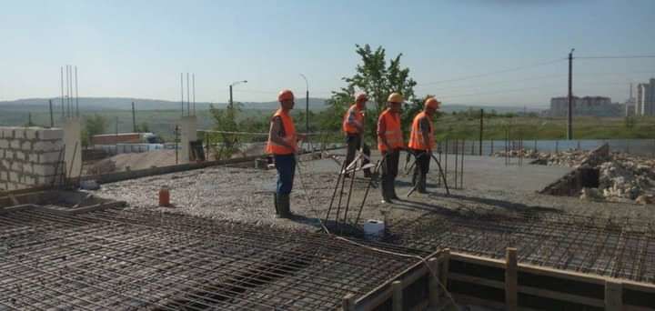 O echipă de constructori execută lucrări la construcția de case particulare. Бригада строителей.